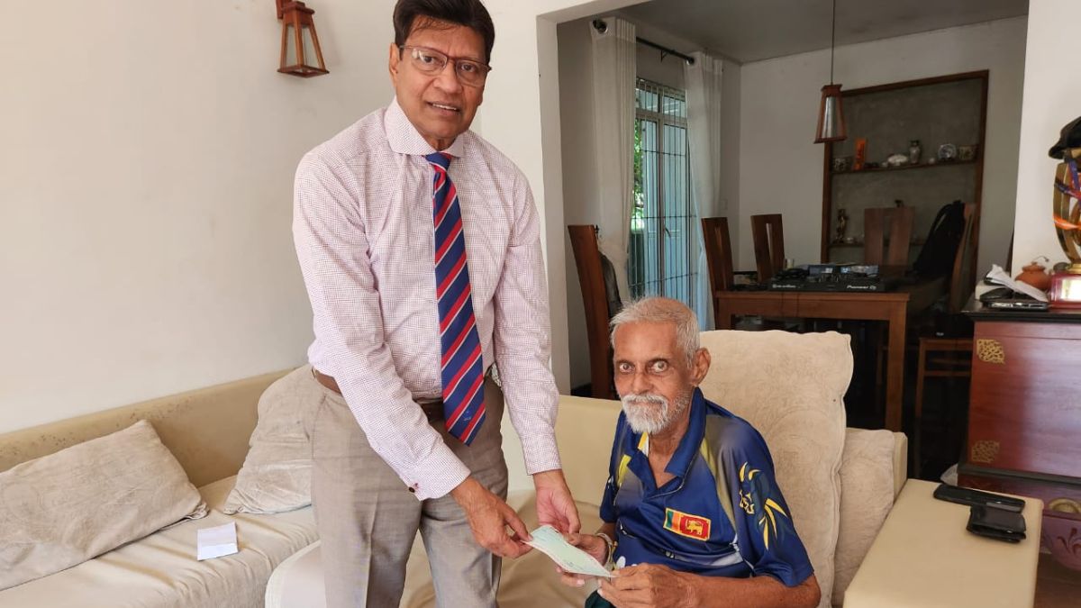පර්සි අබේසේකර මහතාට SLC වෙතින් මුදල් ත්‍යාගයක්