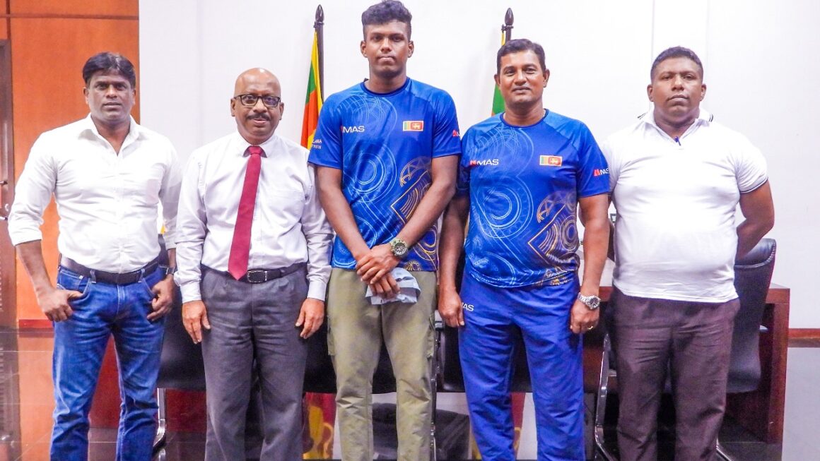 ඉන්දීය විවෘත මලල ක්‍රීඩා තරගාවලියේ පිරිමි හෙල්ල විසිකිරීමේ ඉසව්වේ දී නව ජාතික වාර්තාවක් පිහිටු රුමේෂ් තරංග  ක්‍රීඩා අමාත්‍ය සුනිල් කුමාර ගමගේ හමුවේ