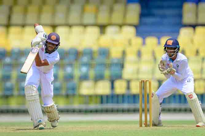 දඹුල්ලෙන් කොළඹට පළමු ඉනිමේ අභියෝගය ලකුණු 408 ක්