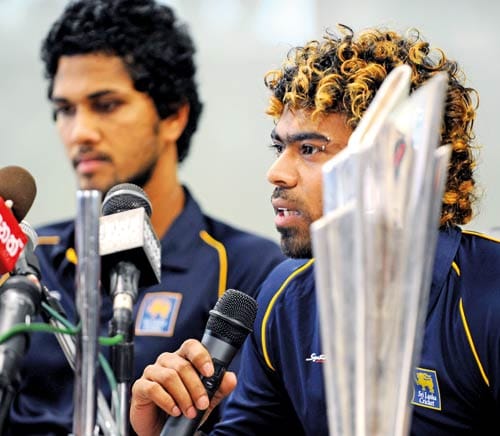 කණ්ඩායම  අංක එකට තැබූ  දිනේෂ් චන්දිමාල්!