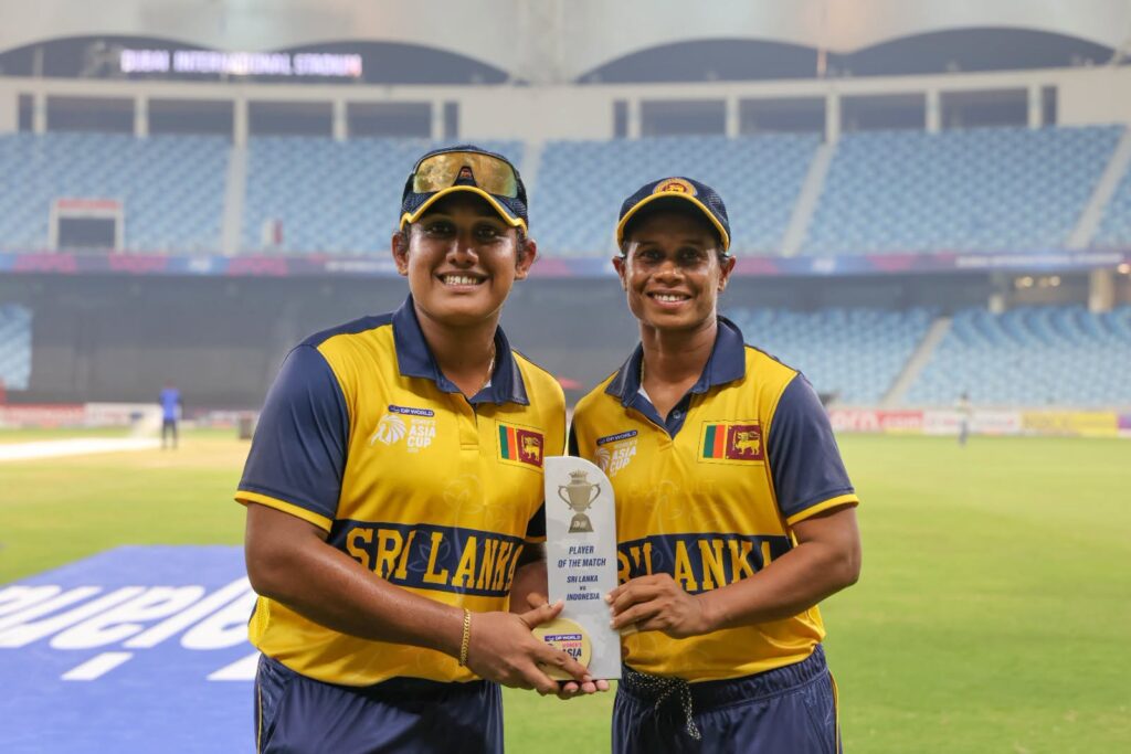 කඩුලු ත්‍රිත්වයක් සමගින් චමරිගෙන් වාර්තාගත පන්දු යැවීමක් – නිලක්ෂිකාටත් ගෞරවයක්